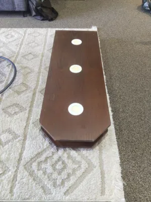سبوت اناره على قطعه خشبيه تعلق بالسقف