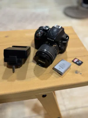 كاميرا Nikon D3300 مع عدسة 18-55 VR بحالة ممتازة + بطارية وشاحن أصلي + ميموري + شنطة