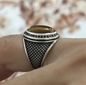 خاتم فضة متوج بحجر عين النمر