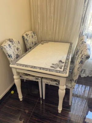 طاولة طعام مع اربع كراسى بيضاء صدفية 80x125 سم