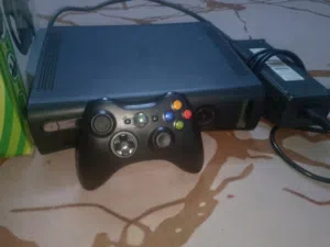 اكس بوكس 360 للبيع كامل ملحقات ستيرن ويدات اثنين ومحوله ونضافه خير من الله