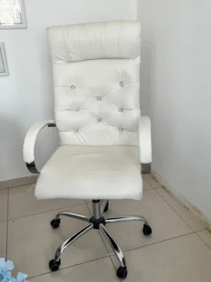 اثاث مكتبي نظيف جدا