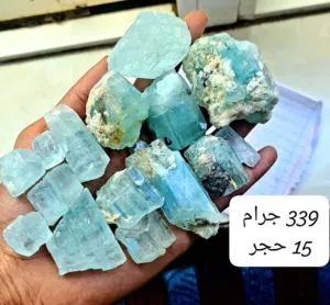 اكوامارين خام طبيعي سداسي نقي وشفاف وكبير