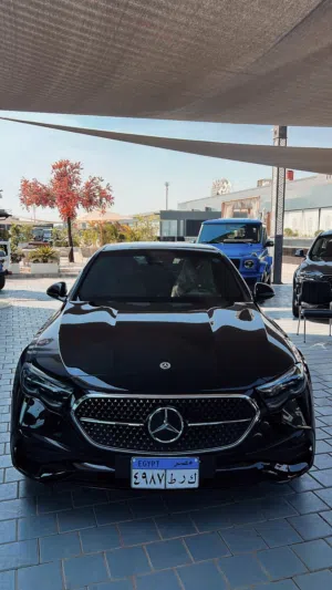 Sedan Mercedes Benz in Cairo