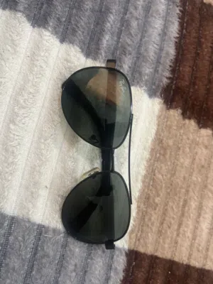 نظارة شمسية من ماركة Ray-Ban