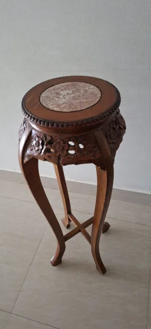 "طاولة خشب مزخرفة مع رخام أنيق"