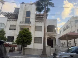 300 m2 4 Bedrooms Apartments for Rent in Amman Abdoun