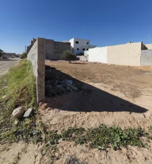 ارض للبيع مساحة 500. طريق مطار خلف الخزنات  وفي نفس مقسم في ارض 600 متر مسوره يمكن بيع قطع صغير