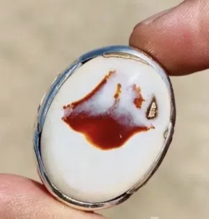 خاتم عقيق يماني ابيض ابيض مصور ملفت للنظروالناظرين حجر نادر ومصور طبيعي