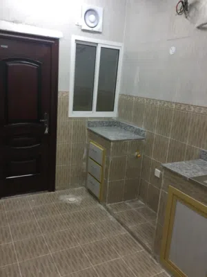 شقه في المعبيله الجنوبيه منطقه تجاريه فيها جميع محلات وخدمات بلوك 5/2 خلف مقهي الديوانيه لايجار