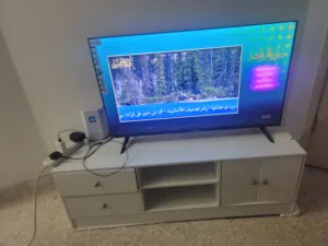 تليفزيون 40 بوصه جديد وطاولة جديدة