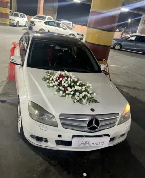 مرسيدس لون ابيض مميز اعلى فئة جميع الاضافات بانوراما دفع خلفي عداد قليل