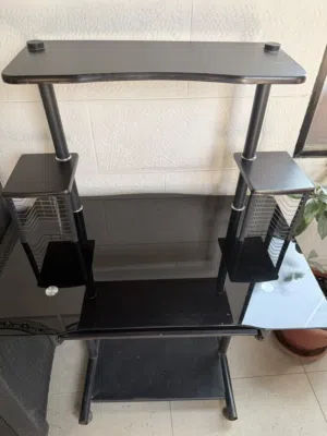 Black Computer/study desk for sale in great condition and very elegant طاولة كمبيوتر/ دراسة للبيع