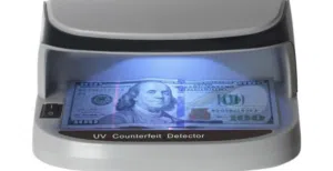 جهاز كشف العملة المزورة UV DETECTOR تكفى الشحنة الواحدة ما يقارب اسبوعين  ميزة الفصل التلقائي للضوء