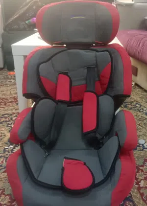 كرسي سيارة للاطفال  ممتاز   وفيه ميزة  قابل للطي  والتخزين بشنطة السيارة
