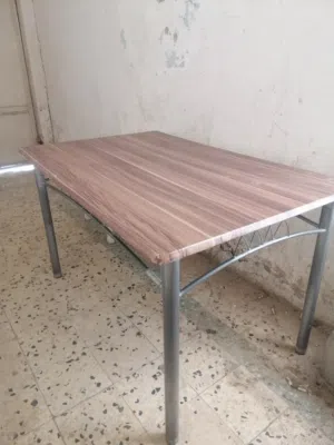 طاولة طعام مستطيلة بسطح خشبي