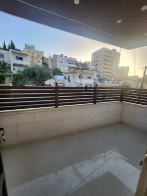 شقة طابق أرضي مساحه 130م مع ترس ومدخل خاص