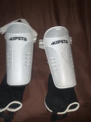 كسارات او حامي الارجل من ماركة kipsta كيبستا استعمال خفيف