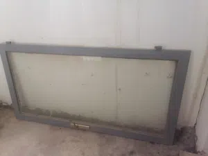 باب اطار حديد زجاج مع زرفيل