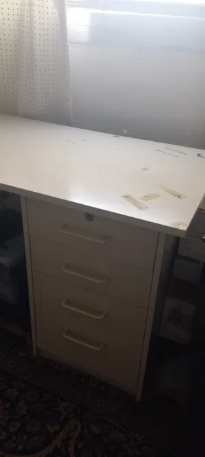 مكتب لون ابيض ب 4  ادراج من ايكيا - يصلح دارسة أو عمل