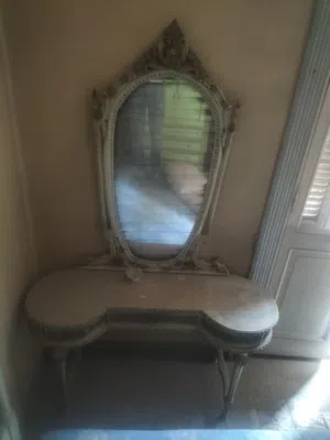 تسريحة و سرير من التراث القديم