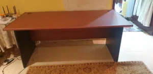 للبيع طاولة كمبيوتر كبيرة بحالة متتازة