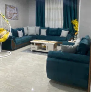 كنب كورنر مع طاولة تلفزيون وطاولة وسط