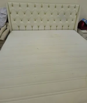 غرفة نوم بدون دولاب