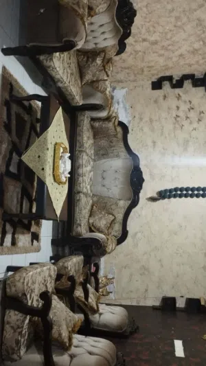 طقم كنب فاخر7 مقاعد خشب زان بحاله جيده جدا مع طاولات وسط الجاد يتصل