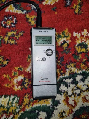 MP3شركهSONY2007 راديو تحط سماعه صوته وي السماع رهيببببببب بس السماعات مالت يرادلهن شوي تنضيف