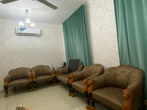 جلسة بحالة جيدة جدا للبيع مع الستارة والطاولة تكفي 6 شخص