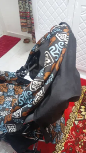 عربة أطفال كبيرة الحجم