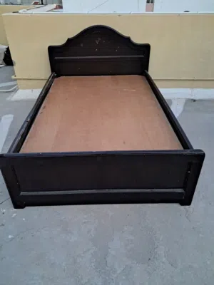 سرير مستعمل للبيع