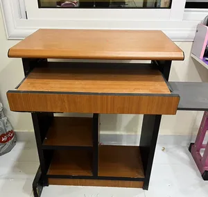 طاولة كمبيوتر للبيع