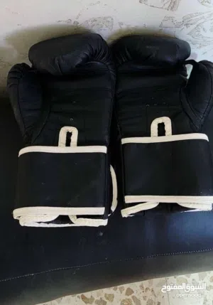 كيس ملاكمة بحال الوكالة مع قفازات جديدة