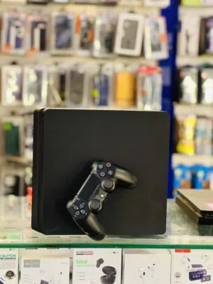 ps4 سليم اوربي لاصلي مهكررررر بي العابه دامره 1000قيقه بي ضمانه محل