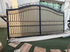 طقم ابواب حديد نظيفه (باب سليدنج كبير + باب للمدخل)