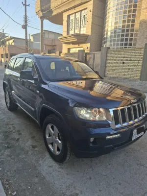 جيب كراند شيروكي لمتد ضربة صغيرة اسفل باب السائق ... بسبب ضربت تكتك . ....