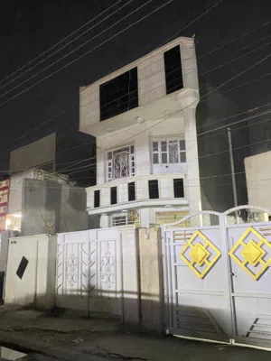 للبيع بيت حديث ونظيف وموقع ممتاز