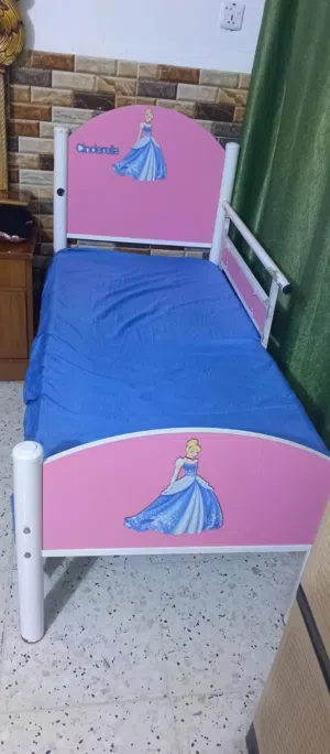 سرير أطفال حديد