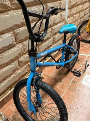 سيكل BMX ازرق واصفر