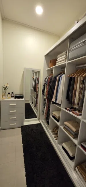 طقم غرفة نوم مودرن مع خزانة كبيرة بسعر مغري Bedroom set including a big closet with a good price