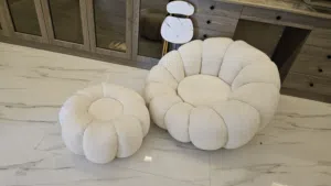 كنبه دائرية مع طاولة للقدم