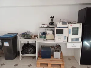 معدات طبية مختبرات في حالة ممتازة