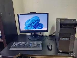 كمبيوتر مكتبي مع شاشه واغراضه كاملة على الشرط