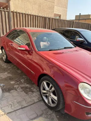 مرسيدس بنز CLK 200 موديل 2009 - كوبيه حمراء أوتوماتيك بحالة جيدة مع تقنية حديثة