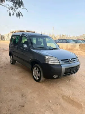 بيجو برتنار وصول حديث  نافطة محرك 16 كمبيو عادي مكيفة  سيارة درجة اولى