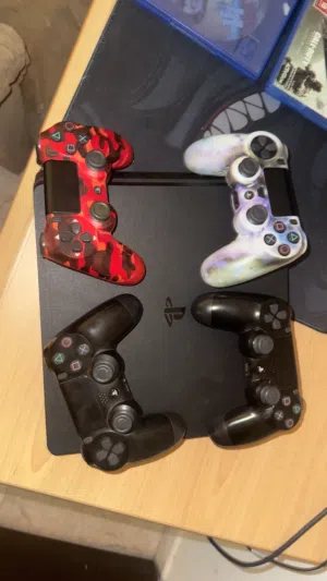 سوني 4 مساحته 1T مع اربع ايادي و 6 cd نظيف استعمال جيد و معه cd للعبة GTA 5