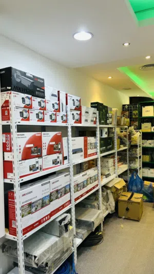 أنظمة أمنية متكاملة – كاميرات، بوابات، بصمة، تحكم دخول