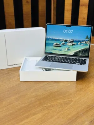 MacBook Air M4 13.6-inch 16gb 256gb ONLY 2 DAYS USED Arabic box 1 year international warranty